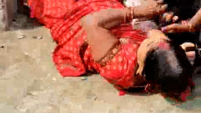 ➡️.....जिला उन्नाव के वि.ख.पुरवा ब्लाक के प्राथमिक विद्यालय ऊचगांव सानी - 1 की सहायक अध्यापिका प्रियंका श्रीवास्तव ने महिला रसोइयों को पीटा
फिर रसोइयों ने भी बाल पकड़ के मजबूत मैडम जी को धरती पर पटक के डंडे से सूत दिया