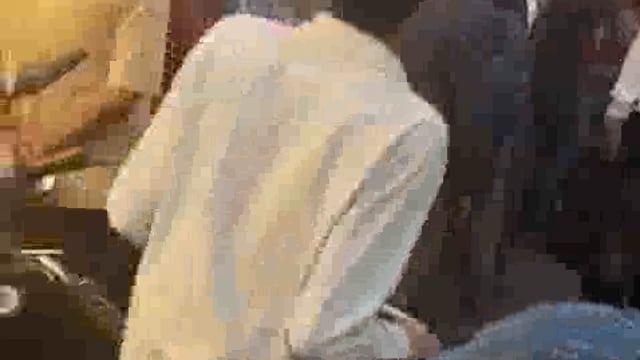 ➡️......मुजफ्फरनगर– युवती से छेड़छाड़ करना मजनू को पड़ा महंगा
नगर कोतवाली क्षेत्र के भगत सिंह रोड पर युवती से छेड़छाड़ करने वाले युवक की बीच सड़क पर जमकर पिटाई हुई। युवती ने युवक को पकड़कर कई थप्पड़ जड़े, जिसके बाद भीड़ ने भी उसकी धुनाई कर दी। घटना का वीडियो सोशल मीडिया पर तेजी से वायरल हो रहा है। मामला कल शाम का बताया जा रहा है।