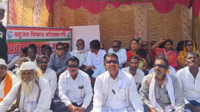 नगरपालिकेच्या आंधळ्या कारभारा विरोधात,बहुजन विकास अभियानाचे अंध सत्याग्रह