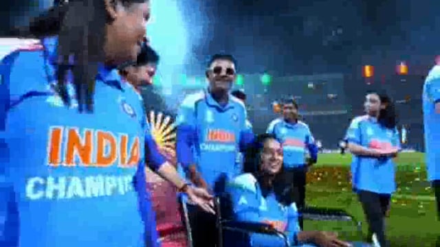 ➡️......भारतीय महिला टीम के फाइनल जीतने के बाद ये बेहद इमोशनल मोमेंट था जब बांग्लादेश के खिलाफ चोटिल हुई भारत की ओपनर बल्लेबाज प्रतिका रावल को व्हीलचेयर पर पूरी टीम मैदान में लेकर आई और उनको एहसास दिलाया कि आप भी जीत का प्रमुख हिस्सा है....😊🥰💞🙏🏼🇮🇳👏👏
क्योंकि प्रतिका अंतिम लीग मैच में चोट लगने से पहले इस टूर्नामेंट में बेहतरीन फार्म में चल रही थी और 1 शतक के साथ 300 से ज्यादा रन बना चुकी थी 
सोशल मीडिया पर भी इस भावुक लम्हे को बेहद पसंद किया जा रहा है ⤵️