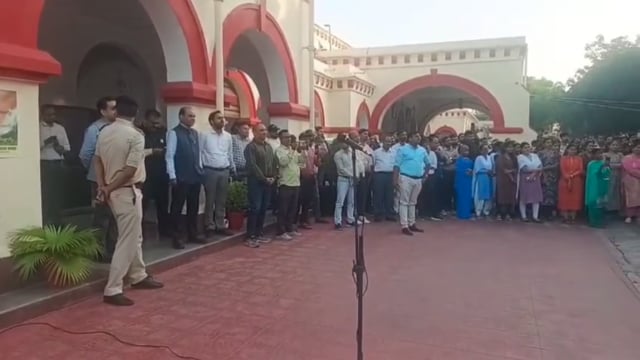 झांसी में सतर्कता जागरूकता सप्ताह के अंतर्गत झांसी मंडल रेल प्रबंधक कार्यालय में आज एक प्रेरणादायी नुक्कड़ नाटक का आयोजन