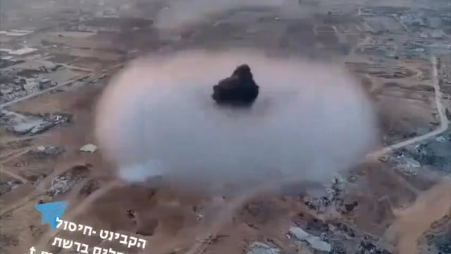 ➡️......गाज़ा में तबाही का नया दौर*
इज़राइली सेना ने एक नई मिसाइल के इस्तेमाल का फुटेज जारी किया,
जिसे आज गाज़ा के पूर्वी हिस्से में प्रयोग किया गया।
रिपोर्ट्स के मुताबिक इन विस्फोटों की तीव्रता इतनी ज़्यादा थी कि वे छोटे परमाणु धमाकों जैसी दिखीं,
जिसने पहले से तबाह इलाकों के बड़े हिस्से को मलबे में बदल दिया।