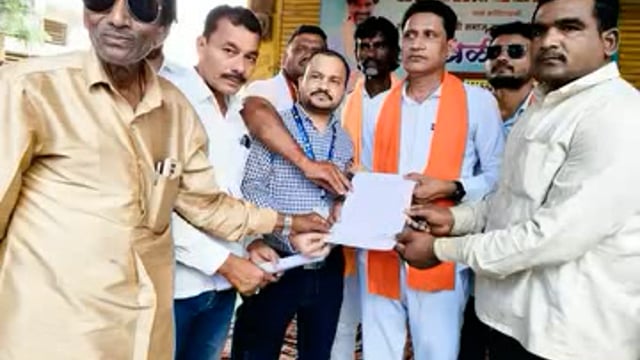 मा तहसीलदार साहेब बार्शीटाकळी यांनी अतिवृष् दुष्काळाचे पैसे मिळण्याकरिता शेतकऱ्यांचे आंदोलन थांबून त्यांना आश्वासन दिले 