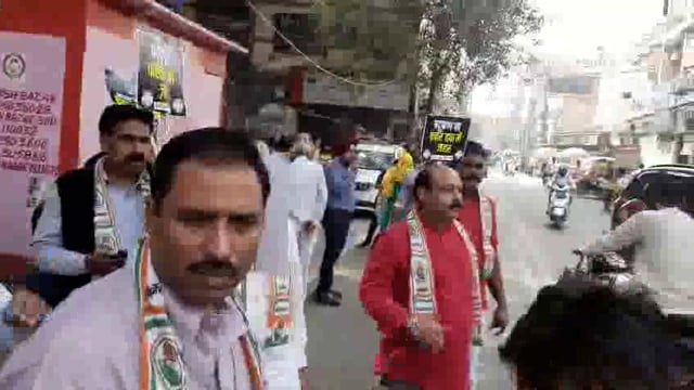 कांग्रेस कमेटी के द्वारा शाहदरा दिल्ली में बढ़ते प्रदूषण से बचाव के लिए मास्क बाटा गया 