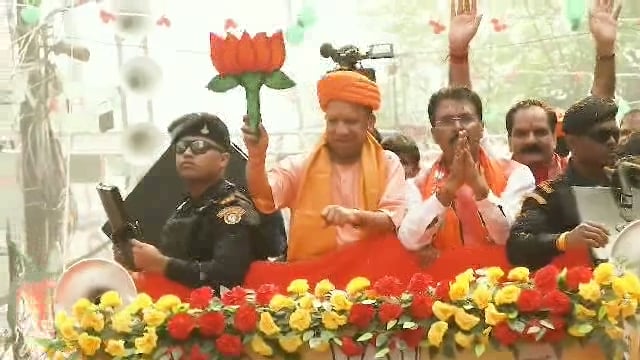 ➡️.....सुशासन की सुदृढ़ नींव पर एक समृद्ध और विकसित बिहार के निर्माण हेतु फिर से NDA की सरकार आवश्यक है।
यह भव्य रोड शो भाजपा-एनडीए के प्रति दरभंगा वासियों के अटूट विश्वास एवं अथाह समर्थन का प्रतीक है।
इस उत्साह और स्नेह के लिए दरभंगा वासियों का हार्दिक आभार!