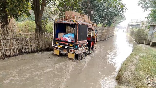 बसंतपुर की सड़क बनी तालाब, जल जमाव से जनजीवन ठप
