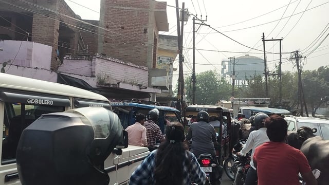 राजघाट चौकी के पास पुलिया टूटी, घंटों लगा भीषण जाम

शाहजहांपुर। शहर के राजघाट चौकी के पास स्थित पुलिया टूट जाने से बुधवार सुबह आवागमन पूरी तरह ठप हो गया। अचानक पुलिया का हिस्सा धंसने से सड़क पर वाहनों की लंबी कतारें लग गईं और commuters को भारी परेशानी का सामना करना पड़ा। घटना के बाद मौके पर अफरा-तफरी का माहौल बन गया।