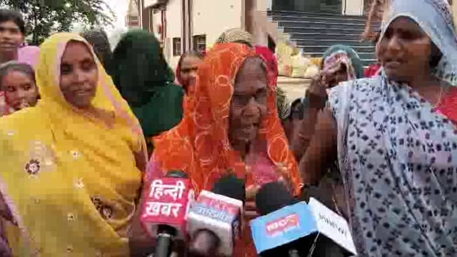 ग्रामीणों के रास्ते पर अवैध कब्जा, ग्रामीणों ने किया विरोध प्रदर्शन 