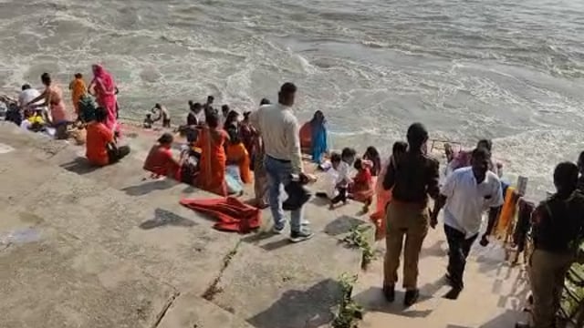 कार्तिक पूर्णिमा के अवसर पर गोकुल बैराज पर स्नान करते हुए श्रद्धालु