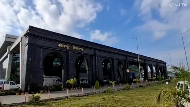 कोल्हापूर मध्ये पुढारीचे संपादक प्रतापसिंह जाधव यांचे 80व्या वाढदिवसाठी‌ शुभेच्छा देनेस मुख्यमंत्री विमानतळावर पत्रकारांशी बोलताना. मुख्यमंत्री व शरद पवार यांनी स्वागत केले .