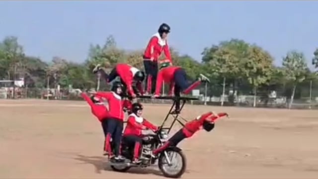 MANT- मथुरा के बीएसएफ जवान ने, दौड़ती रॉयल एनफील्ड बाइक पर,मध्य प्रदेश में दिखाए करतब, स्टेण्डों का कमाल,,