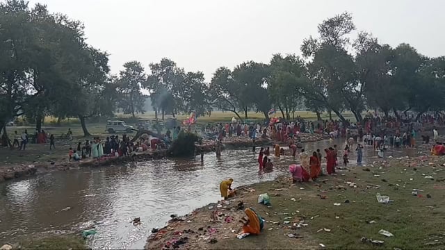 कार्तिक पूर्णिमा के अवसर पर नदियों में स्नान के लिए श्रद्धालुओं की उमड़ी भीड़ दीपदान कर की गई पूजा अर्चना