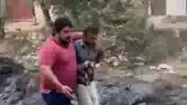 ➡️.....यूपी–....मुजफ्फरनगर में किसान नेता अंकुश चौधरी ने सिंचाई विभाग के जेई सचिन पाल को कॉलर पकड़कर कीचड़ में घुमाया।
जानकारी के मुताबिक, सिंचाई विभाग ने रजवाहे से सिल्ट तो निकाली थी, लेकिन उसे हटवाया नहीं गया, जिससे लोगों को भारी परेशानी हो रही थी। विवाद बढ़ने पर यह झड़प हुई।