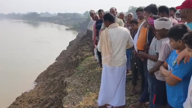 गंगा कटान से कई गांव के किसान हो रहे हैं भूमिहीन,पूर्व विधायक मनोज सिंह डब्लू ने सरकार व स्थानीय जनप्रतिनिधियों को घेरा