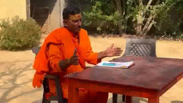 “धरने पर बैठे स्वामी दीपक, बोले, तपोस्थली से हटेगा कब्रिस्तान!”