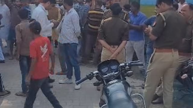 बसन्तापुर खुर्द में बाघ के हमलों से आक्रोशित ग्रामीणों का फूटा गुस्सा, दुधवा मुख्यालय पर किया जाम