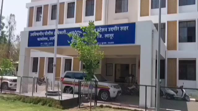 पेठ दरवाजा येथे लघूशंकेच्या कारणावरून मारहाण,चौघांवर गुन्हा दाखल