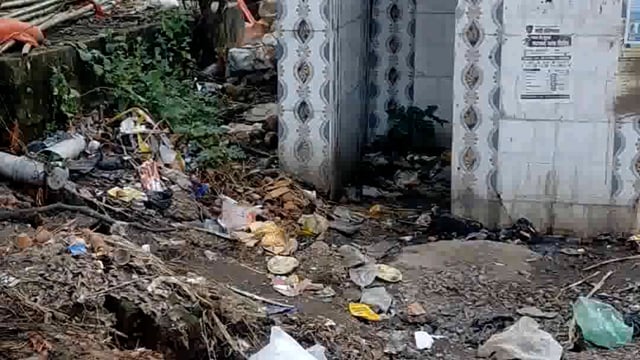 सामुदायिक शौचालय पर लटक रहे ताले #Giridih