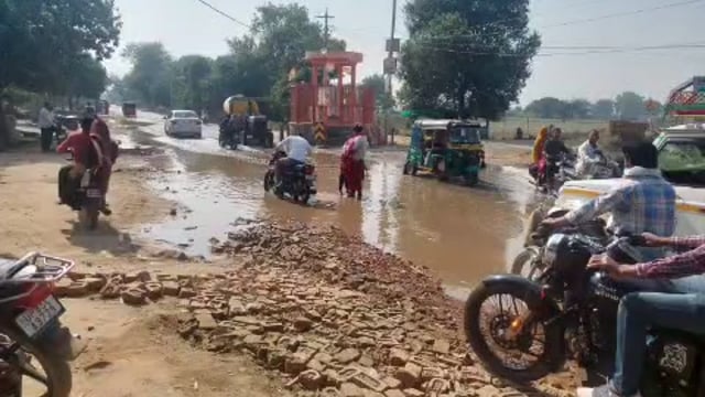 MANT- नौहझील में जल भराव व गड्ढे की गंभीर समस्या से नारकीय जीवन जीने को मजबूरहैँ,ग्रामीण व राहगीर,,