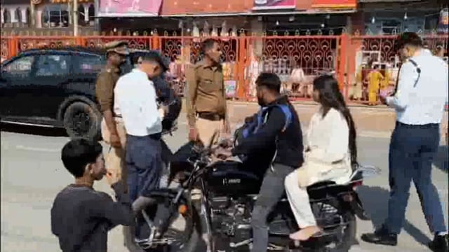 वृंदावन में यातायात माह के तहत पुलिस ने चलाया वाहन चेकिंग अभियान, चालकों को दी गई सड़क सुरक्षा के नियमों की जानकारी 