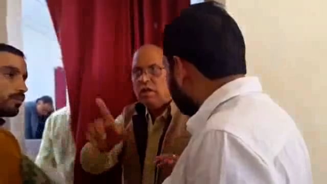 ➡️.....देहरादून–उत्तराखंड में प्रारंभिक शिक्षा निदेशक अजय कुमार नौडियाल पर महिला पत्रकार से अभद्रता और मोबाइल छीनने का आरोप लगा है।
घटना के दौरान महिला पत्रकार ने कहा— “मैं प्रेस से हूं,” जिस पर नौडियाल ने जवाब दिया— “कहीं की भी हो,” और हाथापाई करते रहे।
मौके पर मौजूद अन्य पत्रकारों ने विरोध जताया और हंगामा किया।