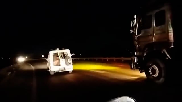 ✍️ उत्तर प्रदेश .....उत्तर प्रदेश के जिला हमीरपुर में SDM ने रेत से भरे डंपर को फिल्मी स्टाइल में पकड़ा
पुलिस और कैमरामैन की तारीफ तो बनती है।