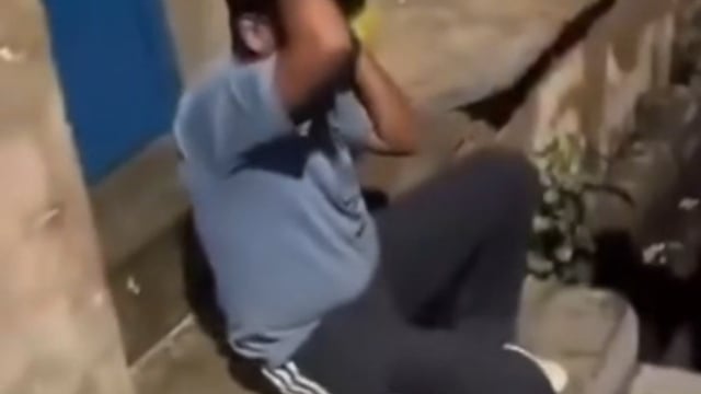 झाँसी में रंगबाजों द्वारा एक छात्र की पिटाई का वीडियो सोशल मीडिया पर वायरल हुआ है।आरोपी छात्र खुद को जमाने का बाप बतारहा