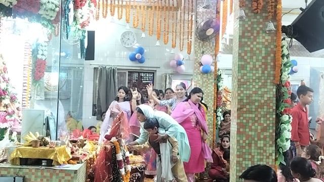 शाहजहांपुर में श्रद्धा और संवेदना का संगम: कृष्णनगर मंदिर में शालिग्राम–तुलसी विवाह में जुड़े सात परिवार, मिला जीवनसाथी और सम्मान  

शाहजहांपुर महानगर में गुरुवार रात, परंपरा के पावन उत्सवसेसराबोररही। यहां के कृष्णानगर मंदिर परिसर में अध्यात्म, भक्ति और सामाजिक समरसता का ऐसा दृश्य देखने को मिला, जिसे देखकर हर हृदय श्रद्धा से भर गया। पारंपरिक वैदिक विधि-विधान के अनुसार शालिग्राम भगवान और तुलसी मां का विवाह संपन्न कराया गया। 
भक्ति गीतों की धुन में मंदिर प्रांगण झूम उठा और श्रद्धालु मंगल गीतों में खो से गए।