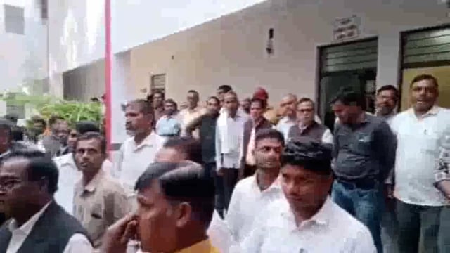 ➡️......रुदौली तहसील में वकीलों ने बोला हल्ला लग रहे मुर्दाबाद के नारे.....
रुदौली/अयोध्या 
एसडीएम विकास दुबे के हटते ही वकीलों के खिलाफ तानाशाही रवैया शुरू पूर्व में रुदौली के जसमड़ में तैनात लेखपाल कैलाश नाथ सिंह जिनके ऊपर तमाम गंभीर आरोप को लेकर तत्कालीन उपजिलाधिकारी विकास दुबे ने किया था स्थानांतरण बावजूद नए उपजिलाधिकारी द्वारा एसआईआर लगे होने की वजह से बैक डेट में लाया गया पुराने स्थान पर आदेश सोशल मीडिया पर वायरल, तहसील में हो रही मनमानी को लेकर वकीलों ने बोला हल्ला लग रहे मुर्दाबाद के नारे.....