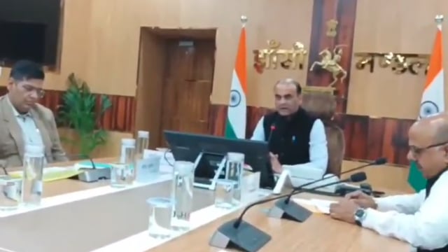 प्रधानमंत्री 8 नवंबर को बनारस से  देश के विभिन्न भागों से चलने वाली चार वन्दे भारत एक्सप्रेस ट्रेनों का हरी झंडी दिखाकर 