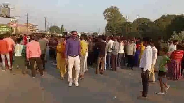 लखीमपुर खीरी गोला गोकरननाथ में एक दुकानदार ने ₹20 के पीछे आलोक कुमार युवक की पिटाई कर दी इलाज के दौरान उसकी मौत हो गई 