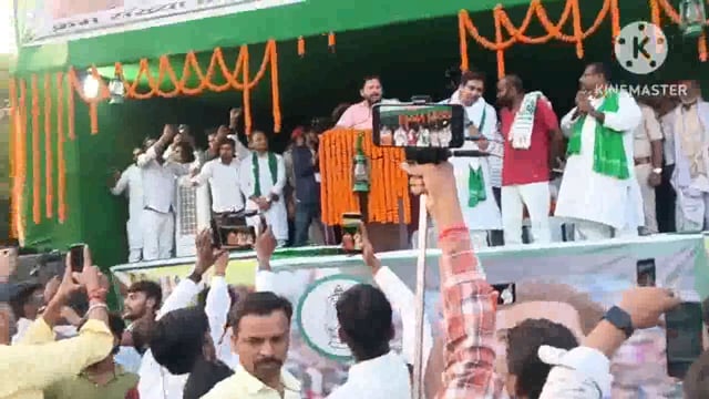 बेलहर विधानसभा के फुल्लीडुमर में चुनावी सभा को संबोधित करते पूर्व उपमुख्यमंत्री तेजस्वी प्रसाद यादव