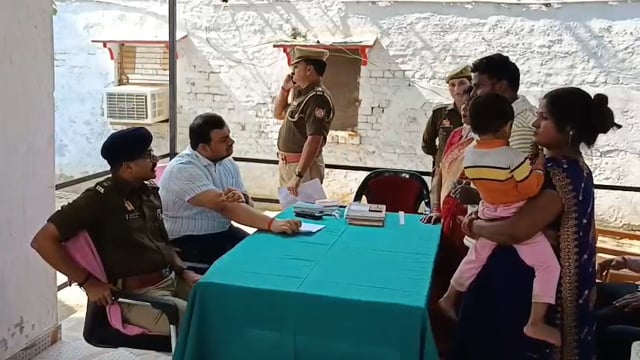 अम्बेडकर नगर।डीएम अनुपम शुक्ला,एसपी ने थाने में पहुचकर जनता की सुनी समस्या,समाधान दिवस में बसखारी थाने में डीएम एसपी ने सुनी जन समस्या,कई मामलों का कराया गया निस्तारण