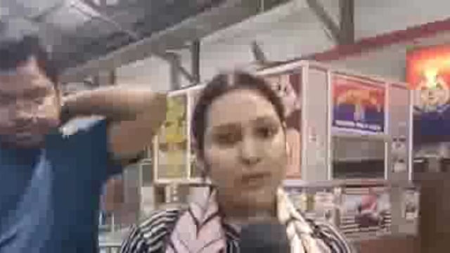 ➡️....कानपुर : ट्रेन में बिना टिकट यात्रियों ने महिला डॉक्टर को पीटा
➡ खुद को रेलवे का स्टाफ बताकर रिजर्व सीट पर बैठे थे
➡ लखनऊ से कानपुर की यात्रा के दौरान की गई मारपीट
➡ GRP सेंट्रल में शिकायत पर पुलिस ने टरकाया