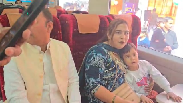 शहीदों की धरती शाहजहांपुर के लिए ऐतिहासिक दिन
शाहजहांपुर। शहीदों की धरती शाहजहांपुर के लिए आज का दिन ऐतिहासिक रहा। वंदे भारत एक्सप्रेस ट्रेन का यहां ठहराव शुरू हुआ। ट्रेन के आगमन पर जनप्रतिनिधियों और अधिकारियों ने हरी झंडी दिखाकर स्वागत किया। इस दौरान स्टेशन पर उत्साह और गर्व का माहौल देखने को मिला।