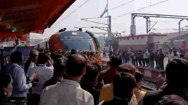 आज शाहजहांपुर में पहुंची वंदे मातरम ट्रेन 
