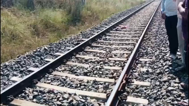 रेलवे स्टेशन के करीब एक मानसिक रूप से विक्षिप्त वृद्ध लाइन क्रॉसिंग के क्रम में ट्रेन से कट कर हुआ मौत, मचा कोहराम