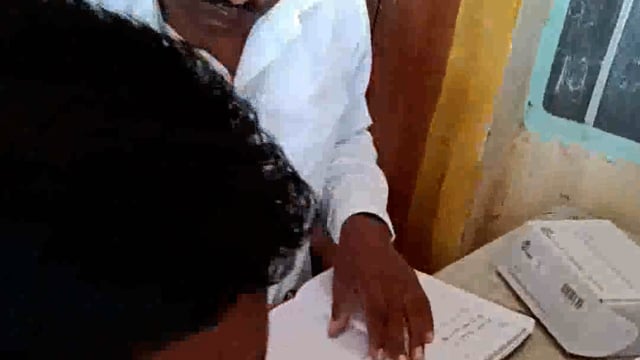 राजकीय शीड स्टोर ठेंगहा में वितरण मशीन दो-दिन से खराब होने से गेहूं वितरण बन्द है किसान परेशान हैं 