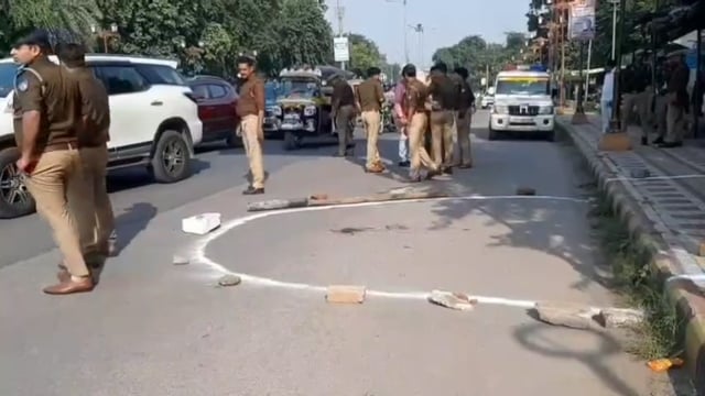 झांसी बुंदेलखंड यूनिवर्सिटी के पास दिनदहाड़े गोलीकांड पहले युवक ने युवती के सीने में मारी गोली फिर खुद गोली मारकर दी जान