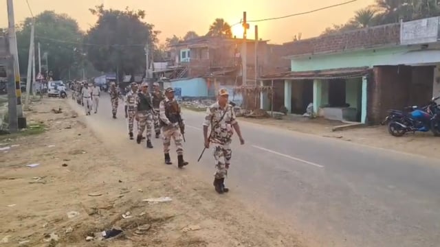 विधानसभा चुनाव को लेकर परना डाबर पुलिस ने किया क्षेत्र के इलाकों में फ्लैग मार्च