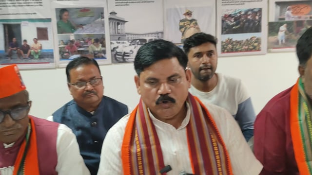 सतीश चंद्र दुबे ने कांग्रेस पर साधा निशाना, कहा लोकतंत्र कांग्रेस में है ही नहीं वहां राजा का बेटा ही राजा बनेगा