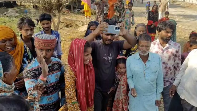 अमीन नगर खीरी मोहम्मदी थाना क्षेत्र के देविहाना गांव में अंतिम संस्कार को लेकर दो पक्ष आमने-सामने  मौके पर पहुंची 112