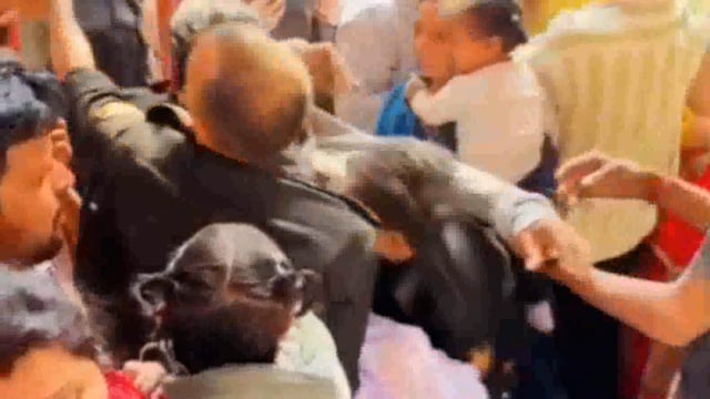 वृंदावन सुप्रसिद्ध बांके बिहारी जी मंदिर में एक बार फिर बिगड़ा श्रद्धालु का स्वास्थ्य सोशल मीडिया पर वायरल हुआ वीडियो