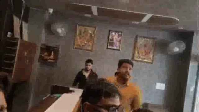 वृंदावन में गोविंद राधे होटल के मालिक और कर्मचारियों की दबंगई, मुंबई से वृंदावन दर्शन करने आए श्रद्धालु परिवार को पीटा। 


वृंदावन में गोविंद राधे होटल के मालिक और कर्मचारियों की दबंगई, होटल संचालक से रूम के किराए को लेकर श्रद्धालु का हुआ था विवाद, श्रद्धालु परिवार को होटल कर्मियों ने लाठी डंडों से पीटा, परिवार सहित दर्शनों के लिए मुंबई से वृंदावन आए थे श्रद्धालु, वृंदावन के गोविन्द राधे होटल का मामला केशव धाम चौकी क्षेत्र का है मामला, क्या ऐसे होटल मालिकों पर कड़ी कार्रवाई नहीं होनी चाहिए, ऐसे होटल मालिक ब्रज की धरती को बदनाम करने पर तुले हुए हैं।