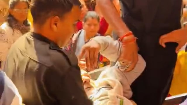 वृंदावन के सुप्रसिद्ध बांके बिहारी जी मंदिर में एक बार फिर बिगड़ा श्रद्धालु का स्वास्थ्य, शोशल मीडिया पर तेजी से वायरल ह