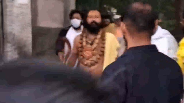 संत प्रेमानंद महाराज पहुंचे राधारानी मानसरोवर मंदिर, लगाई परिक्रमा, वीडियो हुआ वायरल।

वृंदावन के महान उपदेशक और राधा-कृष्ण के प्रिय भक्त श्री संत प्रेमानंद महाराज मांट क्षेत्र में स्थित श्री राधारानी मानसरोवर मंदिर पहुंचे। जहां राधारानी जी के दर्शन करने के पश्चात प्रेमानंद महाराज ने अपने शिष्यों के साथ मंदिर की परिक्रमा की संत प्रेमानंद महाराज के दर्शनों को भक्तों की भीड़ उमड़ी।