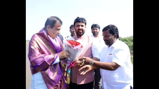 केंद्रीय मंत्री नितीन गडकरी यांचा आमदार संजय बनसोडे यांनी केला स्वागत