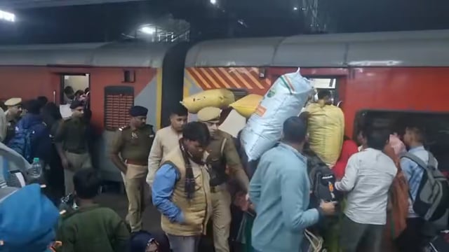 दिल्ली में हुए ब्लास्ट के बाद अलर्ट मोड को लेकर झांसी स्टेशन पर पहुंचा भारी फोर्स, SSP ने चलाया सघन चेकिंग अभियान