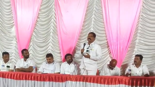 स्वाभिमानी विकास आघाडीच्या कार्यकर्त्यांसोबत संवाद साधताना आनंदराव पाटील 