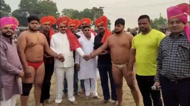 राया क्षेत्र के गांव भंकरपुर बसेला में विशाल कुश्ती दंगल का किया गया आयोजन, पहलवानों ने दिखाए दांव पेंच।